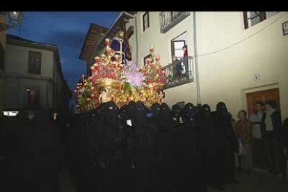 Un momento del recorrido en medio de la noche.
