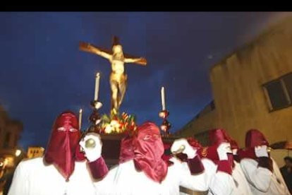 El paso de la Caída de Jesús Camino al Calvario, de Benavides de Órbigo, ayer frente a San Isidoro.