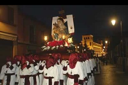 A pesar de la lluvia, salió la procesión.