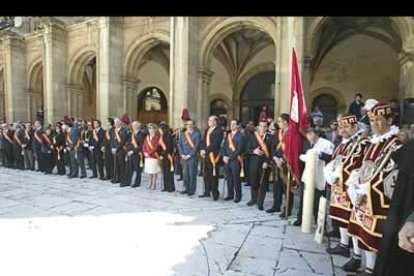 Cientos de personas acudieron al claustro de la basílica de San Isidoro para presenciar el tradicional encuentro.