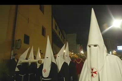 La sencillez y sobriedad de sus pasos hacen que el habiente se cubra de un profundo sentimiento.