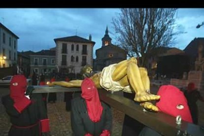 Momento en el que el Cristo crucificado pasa por la plaza del Grano.