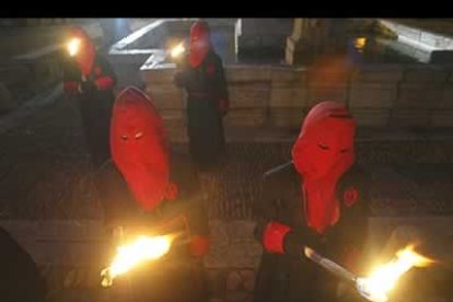 El fuego es un elemento muy importante en la procesión del vía Crucis.