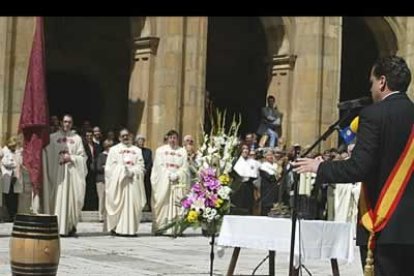 El pueblo y la iglesia se enfrentan en este peculiar debate que concentra a cientos de leoneses todos los años.