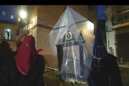 Los plasticos, para proteger a los pasos de la lluvia, empañaron el acto procesional.