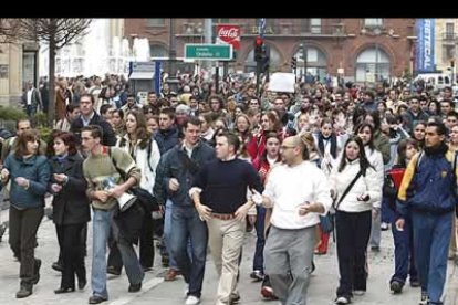 Se calcula que la manifestación espontánea concentró por las calles de León a cerca de 4.500 personas, la mayoría estudiantes, que abandonaron sus aulas para pedir la paz.