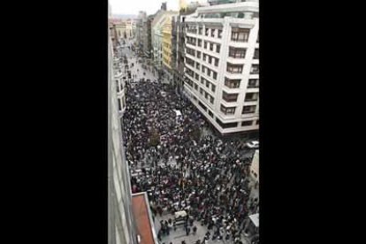 Esta es la imagen tomada desde lo alto de un edificio de la calle Ordoño II, invadida de gente con un grito unánime contra el terrorismo.