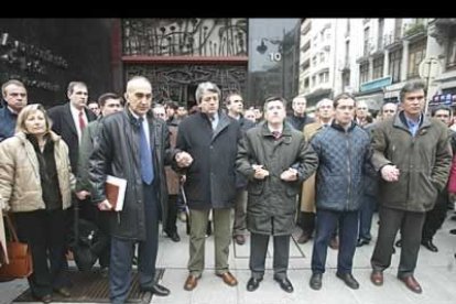 Los representantes de todas las fuerzas políticas se cogieron de la mano frente al Ayuntamiento como muestra de unión ante la barbarie terrorista.