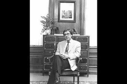 Entre sus muchos cargos de responsabilidad, Ángel Villaba fue presidente de la entidad financiera Caja España entre 1993 y 1997.