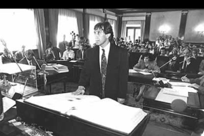 Entre los años 1987 y 1993 fue portavoz del grupo municipal socialista en el Ayuntamiento de León.