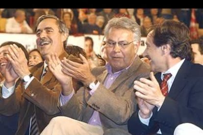 Villalba, junto a Felipe González, en uno de los actos del partído en Valladolid, provincia en la que encabeza la lista.