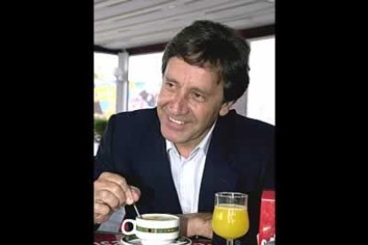 Casado y con tres hijos, es licenciado en Filología Hispánica por la Universidad de Oviedo y catedrático de Lengua y Literatura española de Educación Secundaria.