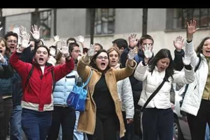 Las manos blancas, símbolo de la repulsa contra ETA, se dejaron ver inmediatamente por León horas después de conocerse el brutal atentado perpetrado en tres estaciones de Madrid.