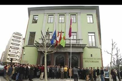 El Rectorado de la Universidad también fue escenario de otra de la numerosas concentraciones que se sucedieron en la ciudad.
