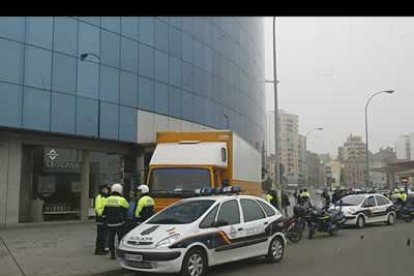 Un edificio de oficinas ubicado en Eras de Renueva, el edificio Europa, fue evacuado ante un falso aviso de bomba, fruto de la psicósis vivida tras el atentado.