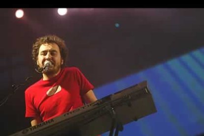 De ese modo, mostraron un repertorio en el que se alternaban títulos como Cuéntame al oído, El 28, La carta o Soñaré, con otros de nueva factura, como Rosas, Tú y yo o Vestido azul.
