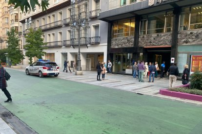 Exterior de la sede del Ayuntamiento de León momentos después del desalojo. DL