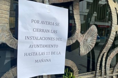 Un cartel advierte de la incidencia. DL