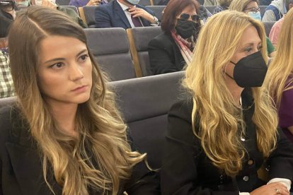 Pilar Carnero, a la derecha, junto a su hija, ayer. RAMIRO