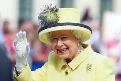 La reina Isabel II saluda a la multitud durante su visita Berlin, en junio del 2015. AFP / ADAM BERRY
