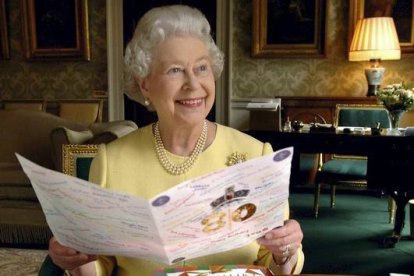 La reina Isabel II contempla una tarjeta de felicitación con motivo de su 80 aniversario. Fiona Hanson | AP / FIONA HANSON