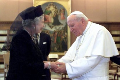 Isabel II con el papa Juan Pablo II durante una visita al Vaticano el año 2000. ALESSANDRO BIANCHI | AP
