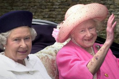 Isabel II y la reina madre en el 2000. Stefan Rousseau | AP / STEFAN ROUSSEAU