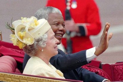 La reina Isabel II y el presidente sudafricano Nelson Mandela, en 1996. AP / LOUISA BULLER