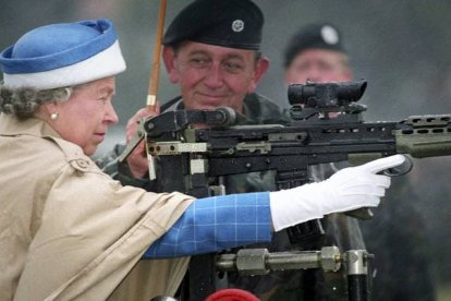 La reina Isbael II dispara un rifle del ejército británico, el año 1993. Tim Ockenden | PA / TIM OCKENDEN