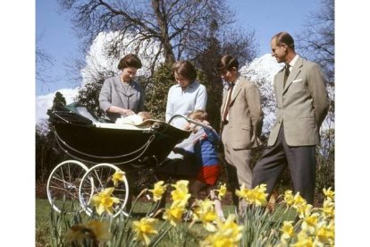 La reina Isabel II y su familia en 1965. PA | AP