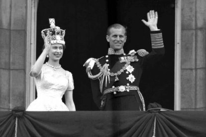 La reina Isabel II y su esposo, el duque de Edimburgo, saludan desde el balcón tras su coronación en 1953. Leslie Priest | AP / LESLIE PRIEST