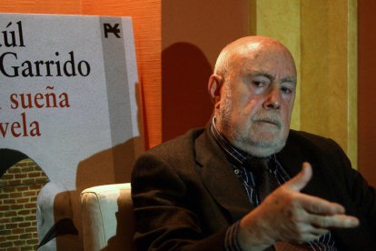 El escritor leonés Raúl Guerra Garrido. DL