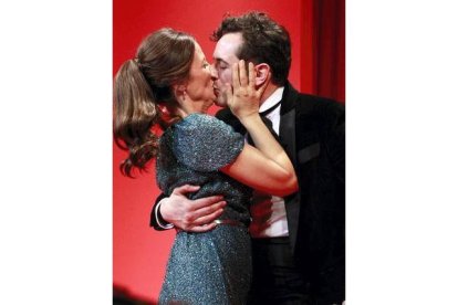 La actriz Aitana Sánchez-Gijón besa al actor Asier Etxeandia, quien ha recibido el Fotogramas de Plata al mejor actor de teatro por 'El intérprete'. BALLESTEROS / EFE