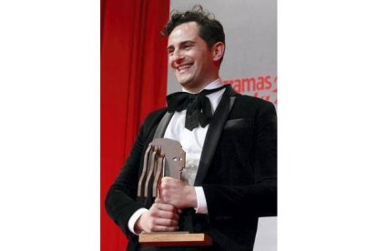 El actor Asier Etxeandia recibe el Fotogramas de Plata al mejor actor de teatro por 'El intérprete'. BALLESTEROS / EFE
