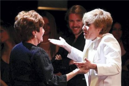 La presentadora del evento, la actriz Anabel Alonso, junto a Concha Velasco, durante la gala de entrega de los Premios Fotogramas de Plata. BALLESTEROS / EFE