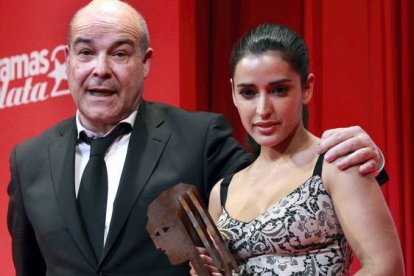 La actriz Inma Cuesta tras recibir de manos del actor Antonio Resines el Fotogramas de Plata a la mejor actriz de cine por 'Tres bodas de más'. BALLESTEROS / EFE