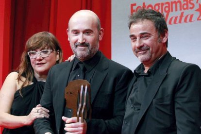 El actor Javier Cámara, acompañado por la directora Isabel Coixet y el actor Eduard Fernández, tras recibir el Fotogramas de Plata al mejor actor de cine por 'Vivir es fácil con los ojos cerrados'. BALLESTEROS / EFE