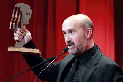 El actor Javier Cámara recibe el Fotogramas de Plata al mejor actor de cine por 'Vivir es fácil con los ojos cerrados'. BALLESTEROS / EFE