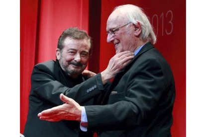 El actor Juan Diego recibe el Premio Fotogramas de Honor de manos del director Carlos Saura. BALLESTEROS / EFE