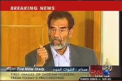 Apareció con cara pálida, quizás sabedor de los cargos que contra el se presentan. El restablecimiento de la pena de muerte en Irak puede ser el resultado final de su condena.
