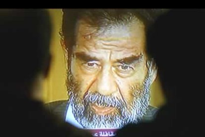 Mirada irónica. En muchos casos desafiante. Parecía que el ex dictador estuviese por encima del bien y del mal. Que ningún tribunal de la tierra estuviese cualificado para juzgar sus actos.