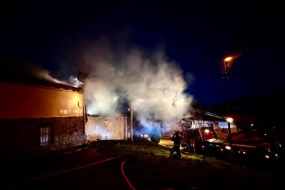 Las llamas calcinan un garaje en Cea. BOMBEROS DE LEÓN