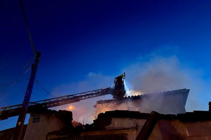 Las llamas calcinan un garaje en Cea. BOMBEROS DE LEÓN