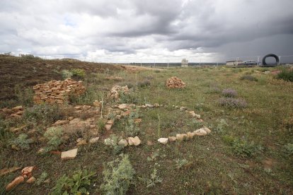 Zona donde se han hecho las excavaciones antes de construir los edificios del Centro Arqueológico de Lancia. RAMIRO