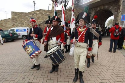 Luciendo los uniformes, en el desfile por las calles de Astorga | Ramiro