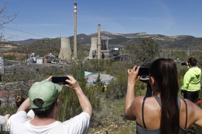 Vecinos y curiosos buscaron los mejores rincones desde donde presenciar e inmortalizar la monumental voladura. FERNANDO OTERO