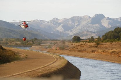 Un canal cercano servía de suministro para los equipos antiincendios. RAMIRO