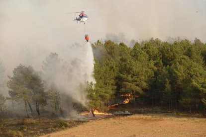 Un helicóptero, durante los trabajos de extinción. RAMIRO