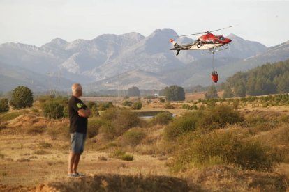 Un vecino observa la operación contraincendios. RAMIRO