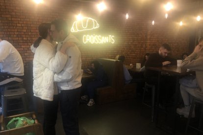 Una pareja baila en el Croissants. GERVASIO